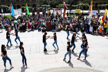 La Plaza del Castillo acogió este domingo, 23 de mayo, una concentración convocada por la Coordinadora Antirracista de Navarra para celebrar la fecha.
