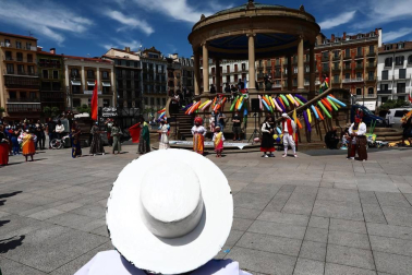 La Plaza del Castillo acogió este domingo, 23 de mayo, una concentración convocada por la Coordinadora Antirracista de Navarra para celebrar la fecha.