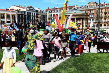 La Plaza del Castillo acogió este domingo, 23 de mayo, una concentración convocada por la Coordinadora Antirracista de Navarra para celebrar la fecha.