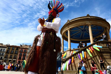 La Plaza del Castillo acogió este domingo, 23 de mayo, una concentración convocada por la Coordinadora Antirracista de Navarra para celebrar la fecha.