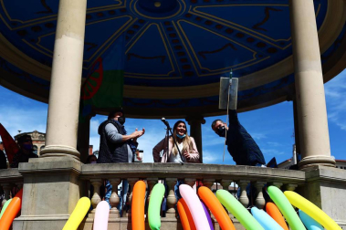 La Plaza del Castillo acogió este domingo, 23 de mayo, una concentración convocada por la Coordinadora Antirracista de Navarra para celebrar la fecha.