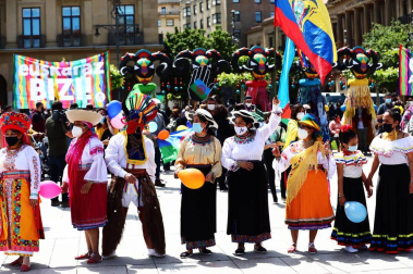 La Plaza del Castillo acogió este domingo, 23 de mayo, una concentración convocada por la Coordinadora Antirracista de Navarra para celebrar la fecha.
