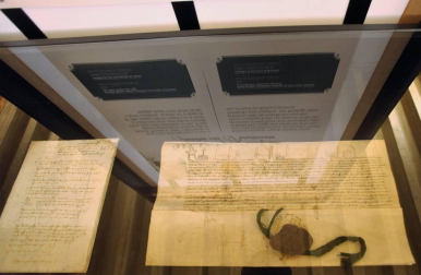 La consejera de Cultura y Deporte del Gobierno de Navarra, Rebeca Esnaola, ha inaugurado en el Archivo Real y General de Navarra la exposición 'Carlos Príncipe de Viana, 1421-1461'cuando se cumple el sexto centenario de su nacimiento.