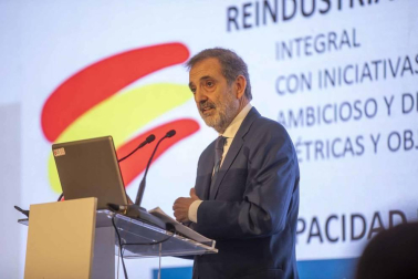 El expresidente de Telefónica dio una charla bajo el título "España 5.0. Hacia un nuevo modelo de reindustrialización" durante la jornada de DN Management celebrada este martes, 25 de mayo, en el hotel Tres Reyes de Pamplona.