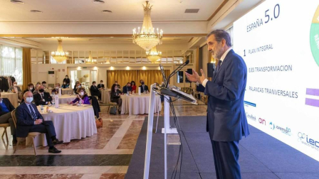 El expresidente de Telefónica dio una charla bajo el título "España 5.0. Hacia un nuevo modelo de reindustrialización" durante la jornada de DN Management celebrada este martes, 25 de mayo, en el hotel Tres Reyes de Pamplona.