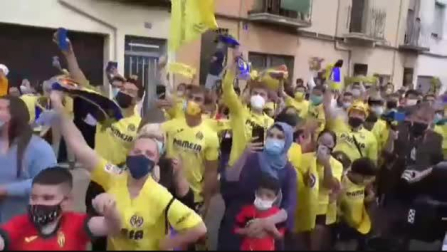 Multitudinaria rúa de celebración del Villarreal con su afición