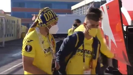 El Villarreal ya está en casa con su flamante copa de la Europe League