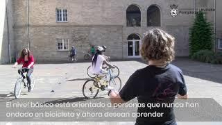 Vídeo con el servicio municipal 'biciescuela' para adultos en Pamplona