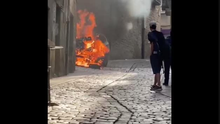 Arde un coche en el centro de Tafalla