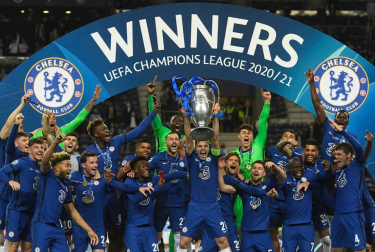 El navarro César Azpilicueta levanta ante sus compañeros del Chelsea la copa de ganadores de la Champions League.