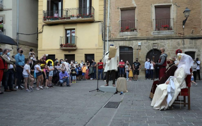 Olite recreó el sábado los fastos que siguieron a la feliz noticia del nacimiento de Carlos, el primer Príncipe de Viana, el 29 de mayo de 1421, justo seis siglos despúes. Comenzaba la novelesca historia del heredero que no reinó.