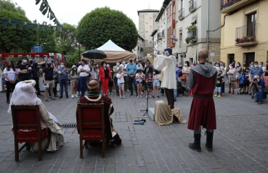 Olite recreó el sábado los fastos que siguieron a la feliz noticia del nacimiento de Carlos, el primer Príncipe de Viana, el 29 de mayo de 1421, justo seis siglos despúes. Comenzaba la novelesca historia del heredero que no reinó.