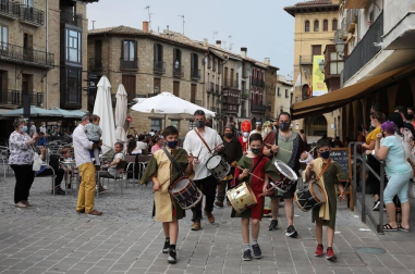 Olite recreó el sábado los fastos que siguieron a la feliz noticia del nacimiento de Carlos, el primer Príncipe de Viana, el 29 de mayo de 1421, justo seis siglos despúes. Comenzaba la novelesca historia del heredero que no reinó.