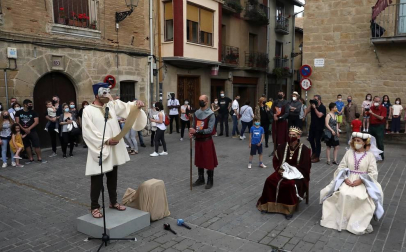 Olite recreó el sábado los fastos que siguieron a la feliz noticia del nacimiento de Carlos, el primer Príncipe de Viana, el 29 de mayo de 1421, justo seis siglos despúes. Comenzaba la novelesca historia del heredero que no reinó.