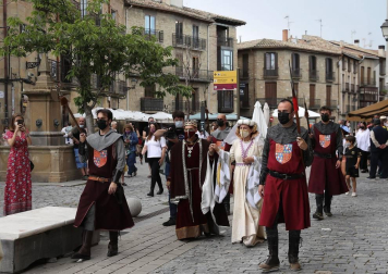 Olite recreó el sábado los fastos que siguieron a la feliz noticia del nacimiento de Carlos, el primer Príncipe de Viana, el 29 de mayo de 1421, justo seis siglos despúes. Comenzaba la novelesca historia del heredero que no reinó.