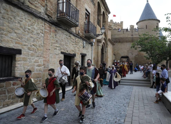 Olite recreó el sábado los fastos que siguieron a la feliz noticia del nacimiento de Carlos, el primer Príncipe de Viana, el 29 de mayo de 1421, justo seis siglos despúes. Comenzaba la novelesca historia del heredero que no reinó.