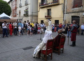 Olite recreó el sábado los fastos que siguieron a la feliz noticia del nacimiento de Carlos, el primer Príncipe de Viana, el 29 de mayo de 1421, justo seis siglos despúes. Comenzaba la novelesca historia del heredero que no reinó.