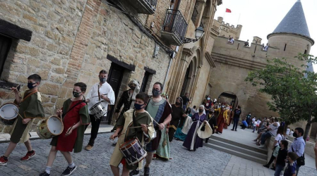 Olite recreó el sábado los fastos que siguieron a la feliz noticia del nacimiento de Carlos, el primer Príncipe de Viana, el 29 de mayo de 1421, justo seis siglos despúes. Comenzaba la novelesca historia del heredero que no reinó.