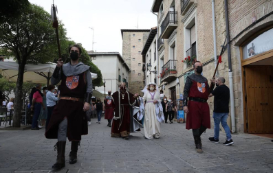Olite recreó el sábado los fastos que siguieron a la feliz noticia del nacimiento de Carlos, el primer Príncipe de Viana, el 29 de mayo de 1421, justo seis siglos despúes. Comenzaba la novelesca historia del heredero que no reinó.