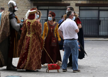 Olite recreó el sábado los fastos que siguieron a la feliz noticia del nacimiento de Carlos, el primer Príncipe de Viana, el 29 de mayo de 1421, justo seis siglos despúes. Comenzaba la novelesca historia del heredero que no reinó.