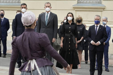 l Centro Memorial de las Víctimas del Terrorismo en Vitoria ha sido inaugurado oficialmente este martes por el rey, Felipe VI, quien ha asegurado que las víctimas son "uno de los pilares éticos de la democracia" y un elemento fundamental para evitar "cualquier legitimación o justificación" de la violencia.