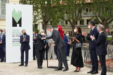 l Centro Memorial de las Víctimas del Terrorismo en Vitoria ha sido inaugurado oficialmente este martes por el rey, Felipe VI, quien ha asegurado que las víctimas son "uno de los pilares éticos de la democracia" y un elemento fundamental para evitar "cualquier legitimación o justificación" de la violencia.