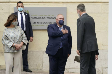 l Centro Memorial de las Víctimas del Terrorismo en Vitoria ha sido inaugurado oficialmente este martes por el rey, Felipe VI, quien ha asegurado que las víctimas son "uno de los pilares éticos de la democracia" y un elemento fundamental para evitar "cualquier legitimación o justificación" de la violencia.