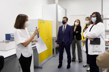 El consejero de Desarrollo Económico y Empresarial, Mikel Irujo, ha inaugurado el laboratorio CEINHealth Biotechlab, puesto en marcha por CEIN en las instalaciones de su Vivero de Innovación, en Noáin. Se trata de un espacio tecnológico compartido para startups biotecnológicas del sector de salud que inician su actividad o están en las primeras fases de crecimiento.