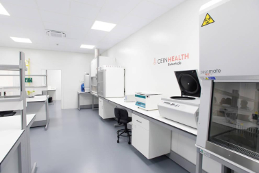 El consejero de Desarrollo Económico y Empresarial, Mikel Irujo, ha inaugurado el laboratorio CEINHealth Biotechlab, puesto en marcha por CEIN en las instalaciones de su Vivero de Innovación, en Noáin. Se trata de un espacio tecnológico compartido para startups biotecnológicas del sector de salud que inician su actividad o están en las primeras fases de crecimiento.