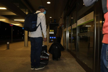 El líder del Frente Polisario viajó por carretera de Logroño a Noáin donde un vuelo argelino lo sacó de España donde fue atendido y tratado contra el coronavirus.