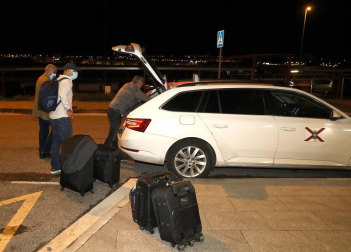 El líder del Frente Polisario viajó por carretera de Logroño a Noáin acompañado de su personal de confianza. Un vuelo argelino lo sacará de España donde fue atendido y tratado contra el coronavirus.