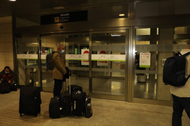El líder del Frente Polisario viajó por carretera de Logroño a Noáin donde un vuelo argelino lo sacó de España donde fue atendido y tratado contra el coronavirus.