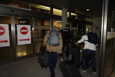 El líder del Frente Polisario viajó por carretera de Logroño a Noáin donde un vuelo argelino lo sacó de España donde fue atendido y tratado contra el coronavirus.