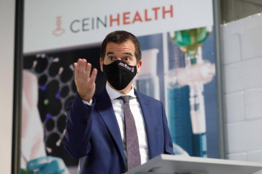 El consejero de Desarrollo Económico y Empresarial, Mikel Irujo, ha inaugurado el laboratorio CEINHealth Biotechlab, puesto en marcha por CEIN en las instalaciones de su Vivero de Innovación, en Noáin. Se trata de un espacio tecnológico compartido para startups biotecnológicas del sector de salud que inician su actividad o están en las primeras fases de crecimiento.