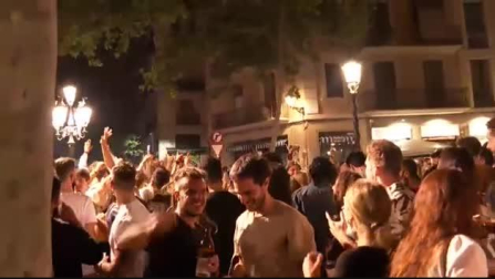 Macrobotellón en Barcelona con más de seis mil jóvenes en las calles