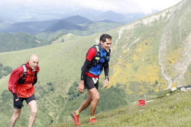 Más de 200 participantes tomaron la salida de la prueba de 30 kilómetros entre Casas de Irati, llegada a la cumbre del Orhi.y descenso nuevamente a Casas de Irati.