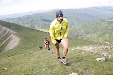Más de 200 participantes tomaron la salida de la prueba de 30 kilómetros entre Casas de Irati, llegada a la cumbre del Orhi.y descenso nuevamente a Casas de Irati.