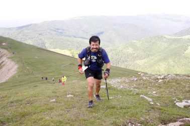 Más de 200 participantes tomaron la salida de la prueba de 30 kilómetros entre Casas de Irati, llegada a la cumbre del Orhi.y descenso nuevamente a Casas de Irati.