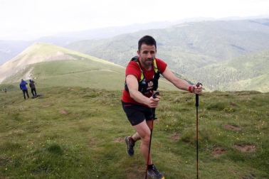 Más de 200 participantes tomaron la salida de la prueba de 30 kilómetros entre Casas de Irati, llegada a la cumbre del Orhi.y descenso nuevamente a Casas de Irati.