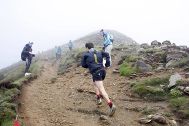 Más de 200 participantes tomaron la salida de la prueba de 30 kilómetros entre Casas de Irati, llegada a la cumbre del Orhi.y descenso nuevamente a Casas de Irati.