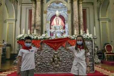 La capilla de San Fermín acogió este domingo, 6 de junio, la misa de la Escalerica sanferminera que en esta ocasión dobló la ceremonia en dos, una primera para los niños y otra para el resto de fieles.