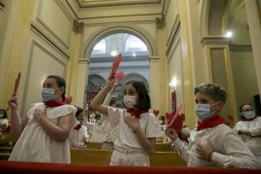 La capilla de San Fermín acogió este domingo, 6 de junio, la misa de la Escalerica sanferminera que en esta ocasión dobló la ceremonia en dos, una primera para los niños y otra para el resto de fieles.