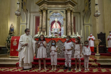 La capilla de San Fermín acogió este domingo, 6 de junio, la misa de la Escalerica sanferminera que en esta ocasión dobló la ceremonia en dos, una primera para los niños y otra para el resto de fieles.