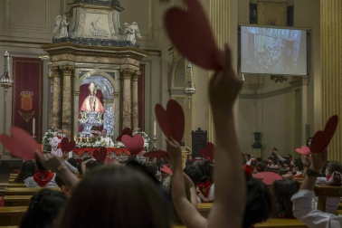 La capilla de San Fermín acogió este domingo, 6 de junio, la misa de la Escalerica sanferminera que en esta ocasión dobló la ceremonia en dos, una primera para los niños y otra para el resto de fieles.