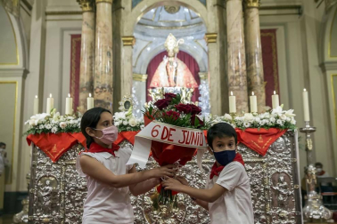 La capilla de San Fermín acogió este domingo, 6 de junio, la misa de la Escalerica sanferminera que en esta ocasión dobló la ceremonia en dos, una primera para los niños y otra para el resto de fieles.