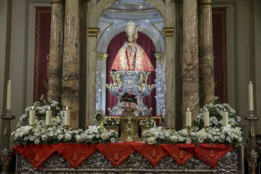 La capilla de San Fermín acogió este domingo, 6 de junio, la misa de la Escalerica sanferminera que en esta ocasión dobló la ceremonia en dos, una primera para los niños y otra para el resto de fieles.