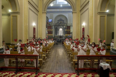 La capilla de San Fermín acogió este domingo, 6 de junio, la misa de la Escalerica sanferminera que en esta ocasión dobló la ceremonia en dos, una primera para los niños y otra para el resto de fieles.