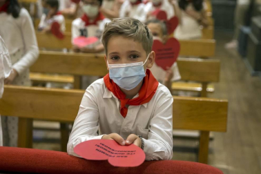 La capilla de San Fermín acogió este domingo, 6 de junio, la misa de la Escalerica sanferminera que en esta ocasión dobló la ceremonia en dos, una primera para los niños y otra para el resto de fieles.