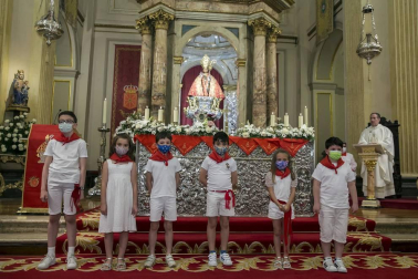 La capilla de San Fermín acogió este domingo, 6 de junio, la misa de la Escalerica sanferminera que en esta ocasión dobló la ceremonia en dos, una primera para los niños y otra para el resto de fieles.