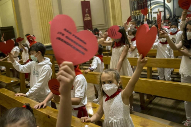 La capilla de San Fermín acogió este domingo, 6 de junio, la misa de la Escalerica sanferminera que en esta ocasión dobló la ceremonia en dos, una primera para los niños y otra para el resto de fieles.